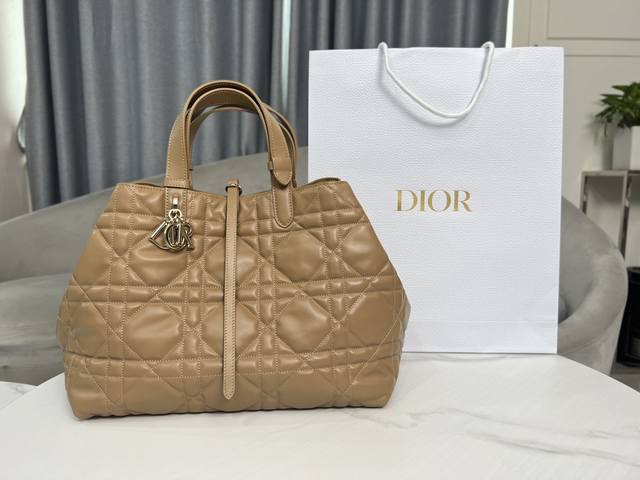 正品级 高品质diortoujours 手袋 棕色大号 这款 Dior Toujours 手袋于二零二三年夏系列发布秀精彩亮相 休闲实用的设计别具一格 采用深杏