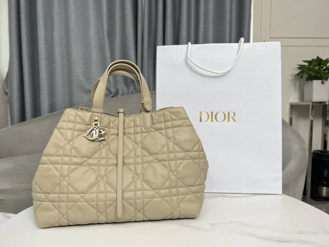 正品级 高品质dior Toujours手袋 杏色大号 这款 Dior Toujours 手袋于二零二三春夏系列发布秀精彩亮相 休闲实用的设计别具一格 采用浅杏