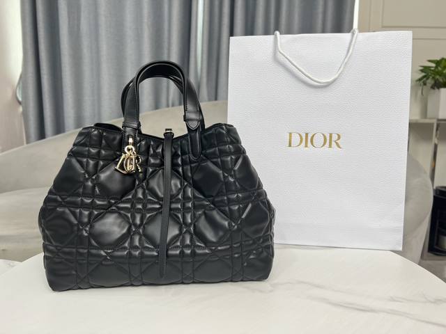 正品级 高品质dior Toujours 手袋 黑色大号 这款 Dior Toujours 手袋于二零二三春夏系列发布秀精彩亮相 休闲实用的设计别具一格 采用黑