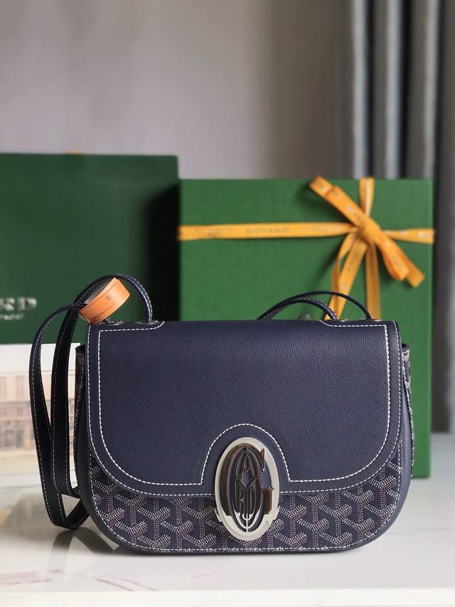 正品级 Goyard 233 Lll 既保留了经典版的标志性元素 如醒目的金属logo扣 整面的皮革翻盖和独特的曲线外形 同时赋予这款包袋更轻盈的流线设计以及更