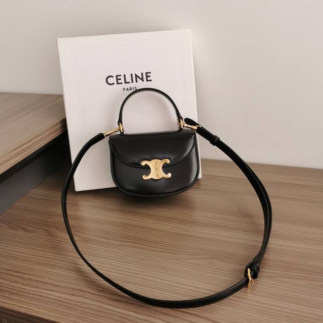 正品级 新品上线celine23早春lisa同款 Mini马鞍包 Besace 凯旋门实物真的好美复古又时髦 怎么搭都好看那种 设计圆弧形底部和翻盖更显年轻化