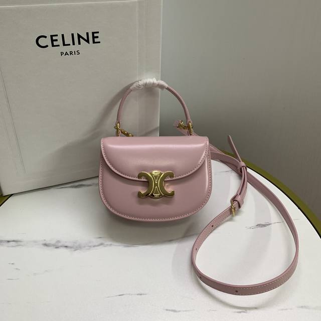 正品级 新品上线celine23早春lisa同款 Mini马鞍包 Besace 凯旋门实物真的好美复古又时髦 怎么搭都好看那种 设计圆弧形底部和翻盖更显年轻化