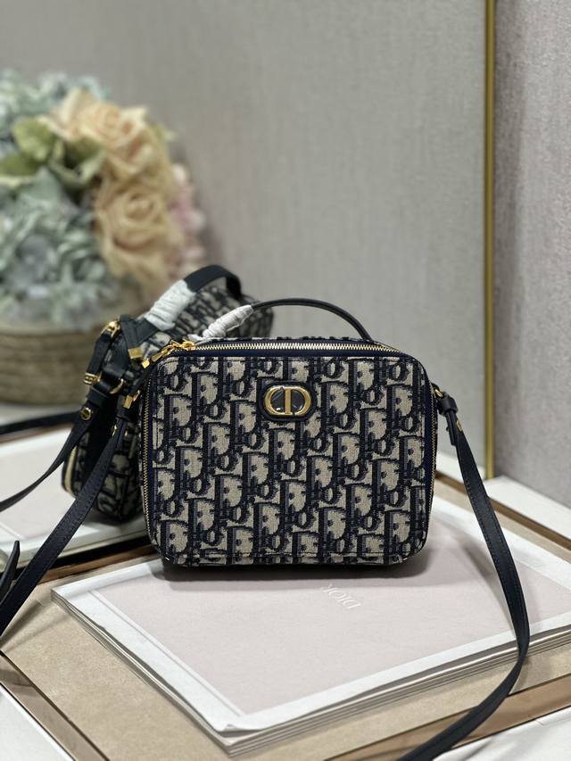 正品级 高版本dior Caro 箱型链条手袋采用刺绣工艺精心制作 一个宽敞隔层 设有三个卡槽 可收纳各种日常用品 可拆卸的皮肩带饰以皮革带打造舒适的可调节效果