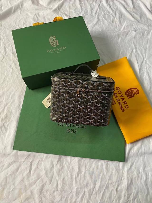 新款goyard 化妆包 男生可以斜背 女生可以手拎 平时还可以放首饰化妆品尺寸15.20.14精品推荐