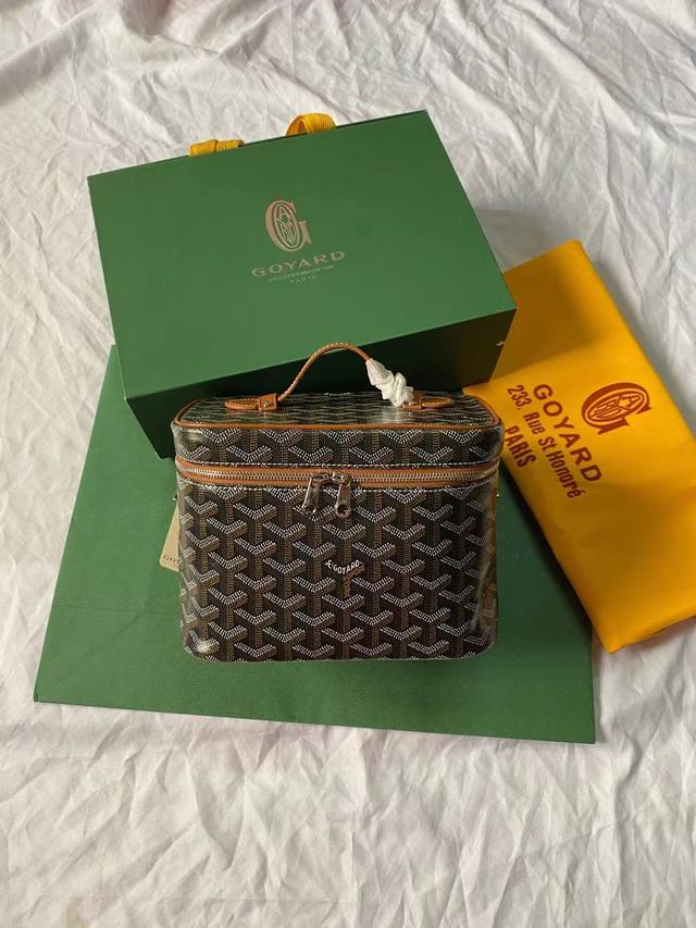 新款goyard 化妆包 男生可以斜背 女生可以手拎 平时还可以放首饰化妆品尺寸15.20.14精品推荐