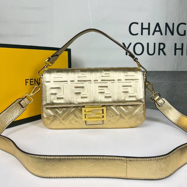 Fendi 芬迪 Baguette中号手袋 翻盖磁性摁扣 配有ff磁扣 内衬配有拉链袋 配备可拆卸肩带 手袋可肩背或斜挎 羊皮 饰有ff压花图案 金色金属件 款