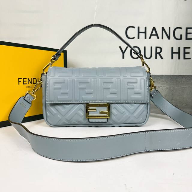 Fendi 芬迪 Baguette中号手袋 翻盖磁性摁扣 配有ff磁扣 内衬配有拉链袋 配备可拆卸肩带 手袋可肩背或斜挎 羊皮 饰有ff压花图案 金色金属件 款