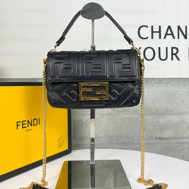 Fendi 芬迪 Baguette迷你肩带手袋 翻盖磁性摁扣 配有ff磁扣 内衬配有拉链袋 配备可拆卸肩带 手袋可肩背或斜挎 羊皮 饰有ff压花图案 金色金属件