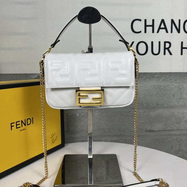 Fendi 芬迪 Baguette迷你肩带手袋 翻盖磁性摁扣 配有ff磁扣 内衬配有拉链袋 配备可拆卸肩带 手袋可肩背或斜挎 羊皮 饰有ff压花图案 金色金属件