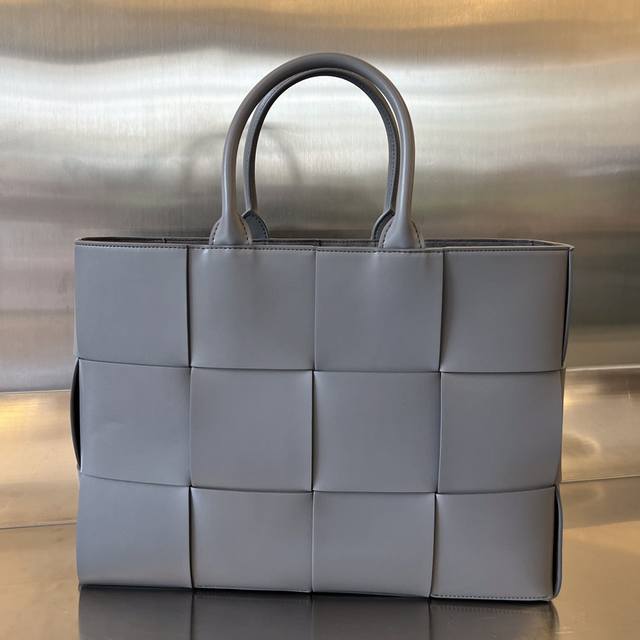 B家2023早春新品 Arco Tote 手拿包 729244中号intreccio编织皮革托特手袋 单个可拆卸内部拉链口袋 内衬是复合绒面革 一看便爱上了 体