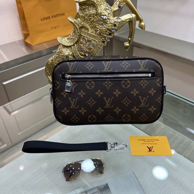 Louis Vuitton 路易威登 M42838 老花手拿包独家实拍 宽敞的拉链开口 丰富的内外口袋与插槽带来极强的实用性 此款采用标志性damier Gra