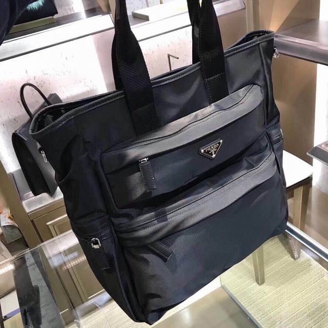 新款首发原单品质 2021新款尼龙手提包prada 2Vg040 采用原厂降落伞布料 最新黑钛金属拉链 意大利进口十字纹牛皮饰边 质感柔软 外部三角形搪瓷微标