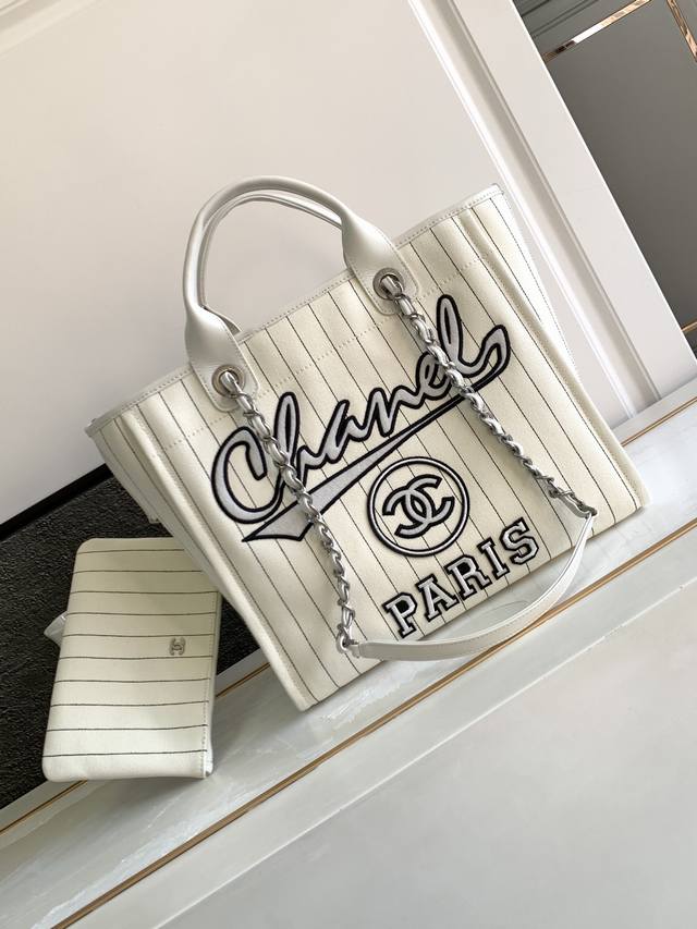 灰白色牛皮 原单货chanel 23P 最新款 条纹白 沙滩包 新中号 34Cm质感很不错 帆布材质 配牛皮 特别酷帅style