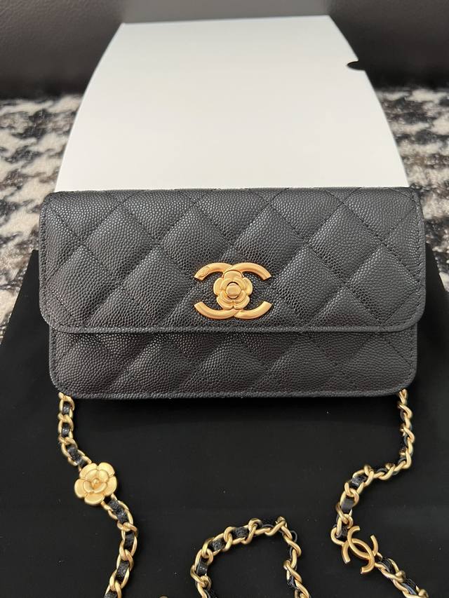 Chanel 23K山茶花太美了呀chanel23K如期而至 它拥有各种经典元素 黑色 牛皮 旋转扣 山茶花设计 复古金属色 链条上有金属的cc 可以装下两个手