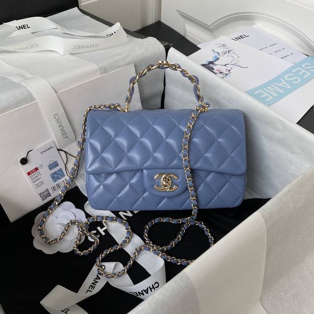 Chanel 23K新手柄cf Mini羊皮 As2431 小羊皮的光泽感和质感真的很赞 手柄装饰双c标志淡金扣超美 容量对我来说 日常出门是完全ok的 有链条