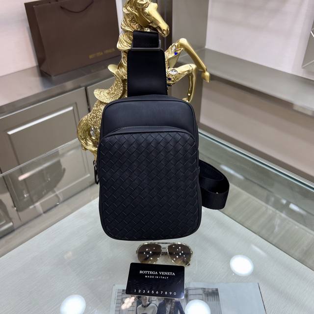 Bottega Veneta 葆蝶家 胸包 倾向简洁为主 以细节点缀造型诠释男士时尚商务的风格沉稳低调 实用商务风格款号 A303 尺寸 20-14-10