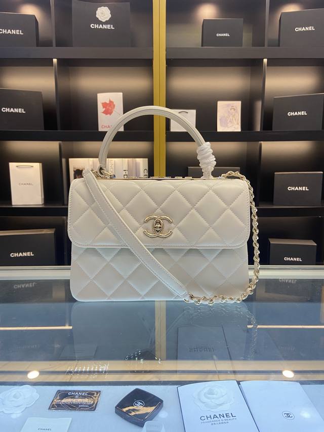 Chanel 92236 秋冬最新五金 原单品质 刘诗诗同款 采用进口绵羊皮 多隔层顶尖的制作完美的手工.上身效果超好看手提肩背斜背都可以肩带还可以自由拆卸 法