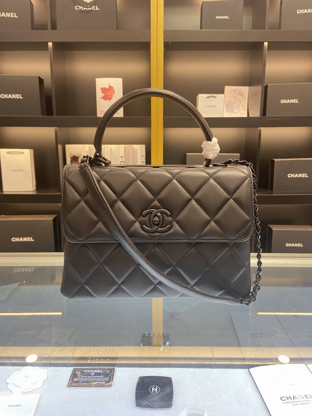 Chanel 92236 秋冬最新五金 原单品质 刘诗诗同款 采用进口绵羊皮 多隔层顶尖的制作完美的手工.上身效果超好看手提肩背斜背都可以肩带还可以自由拆卸 法