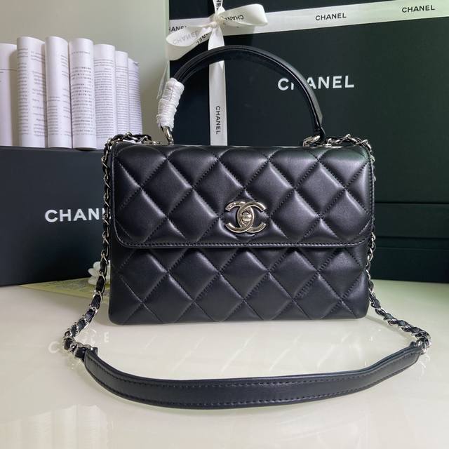 Chanel 92236 秋冬最新五金 原单品质 刘诗诗同款 采用进口绵羊皮 多隔层顶尖的制作完美的手工.上身效果超好看手提肩背斜背都可以肩带还可以自由拆卸 法