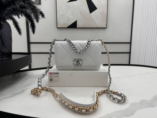 Ap0957 Chanel 23P 19Bag Woc最新版纽扣 比起老版本的磁铁扣 纽扣版本更为精致一些 皮条穿链logo 双色链条 大菱格简直爱得不要不要的