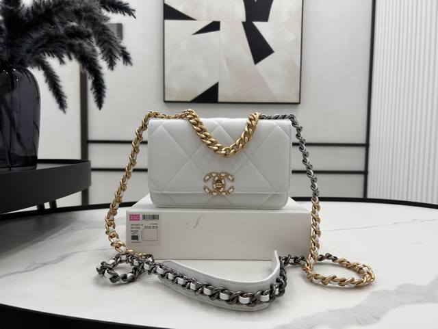 Ap0957 Chanel 23P 19Bag Woc最新版纽扣 比起老版本的磁铁扣 纽扣版本更为精致一些 皮条穿链logo 双色链条 大菱格简直爱得不要不要的