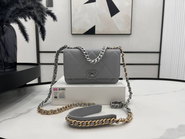 Ap0957 Chanel 23P 19Bag Woc最新版纽扣 比起老版本的磁铁扣 纽扣版本更为精致一些 皮条穿链logo 双色链条 大菱格简直爱得不要不要的