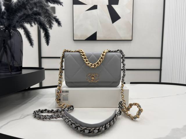 Ap0957 Chanel 23P 19Bag Woc最新版纽扣 比起老版本的磁铁扣 纽扣版本更为精致一些 皮条穿链logo 双色链条 大菱格简直爱得不要不要的