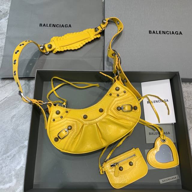 小号 黄色 Balenciag Le Cagole半月牙腋下包斜挎包致敬经典机车包系列重磅新款王炸登场la 在传统的机车包上做了改良 可调节编织肩带附加孔眼和外