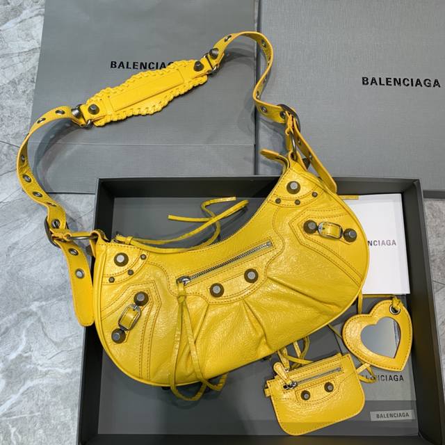 大号 黄色 Balenciag Le Cagole半月牙腋下包斜挎包致敬经典机车包系列重磅新款王炸登场la 在传统的机车包上做了改良 可调节编织肩带附加孔眼和外