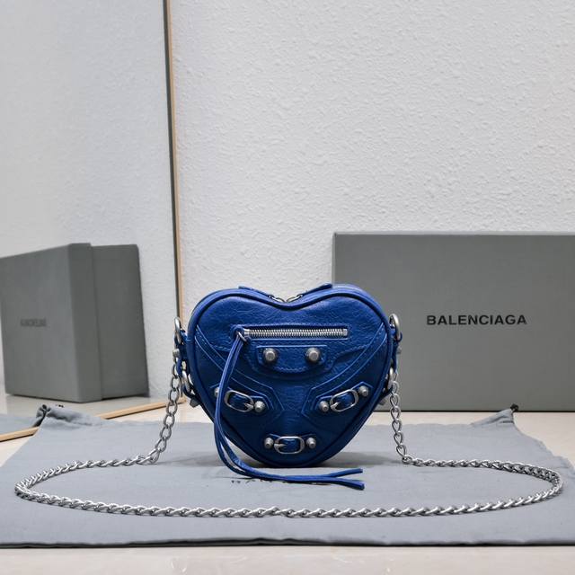 Balencia新款le Cagole Heart爱心包 心形包可爱又酷搭配链条背带帅中带着优雅千金范 一款骑机车穿皮衣拽拽的但很甜爱心包容车钥匙 口红 粉饼