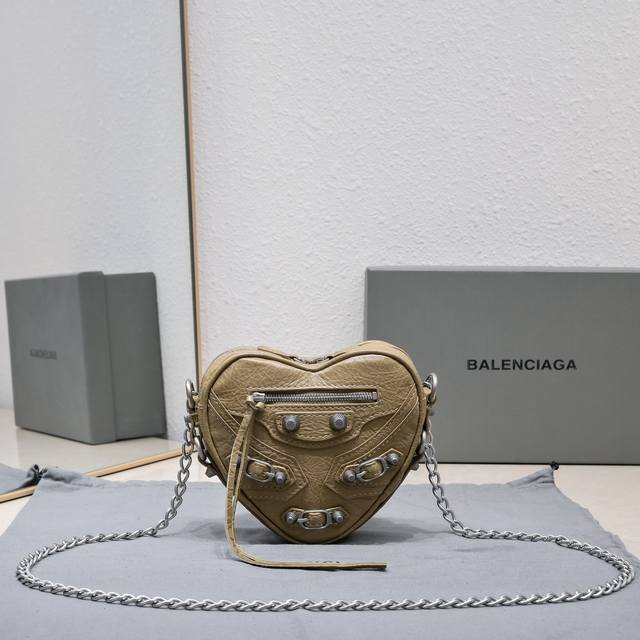 Balencia新款le Cagole Heart爱心包 心形包可爱又酷搭配链条背带帅中带着优雅千金范 一款骑机车穿皮衣拽拽的但很甜爱心包容车钥匙 口红 粉饼