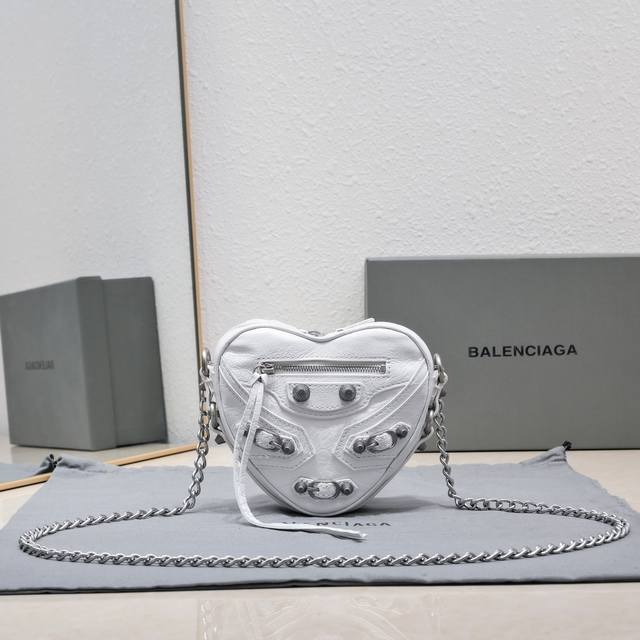 Balencia新款le Cagole Heart爱心包 心形包可爱又酷搭配链条背带帅中带着优雅千金范 一款骑机车穿皮衣拽拽的但很甜爱心包容车钥匙 口红 粉饼