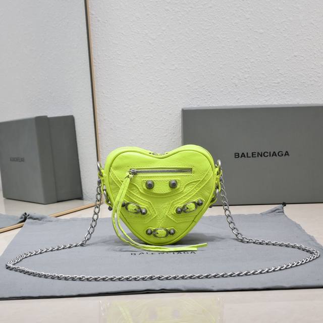 Balencia新款le Cagole Heart爱心包 心形包可爱又酷搭配链条背带帅中带着优雅千金范 一款骑机车穿皮衣拽拽的但很甜爱心包容车钥匙 口红 粉饼