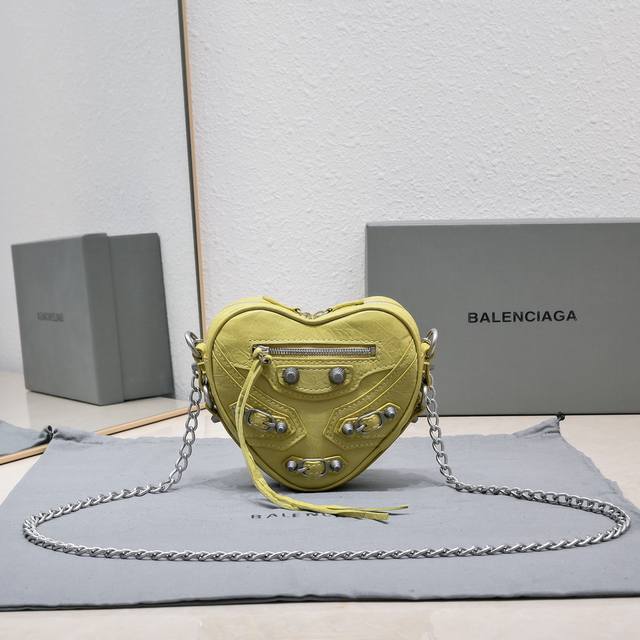 Balencia新款le Cagole Heart爱心包 心形包可爱又酷搭配链条背带帅中带着优雅千金范 一款骑机车穿皮衣拽拽的但很甜爱心包容车钥匙 口红 粉饼