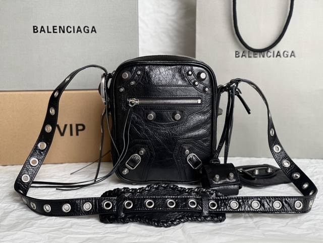 Balenciag 新款机车包 越来越火爆的巴黎世家机车包终于上新款啦 在传统的机车包上做了改良 沿用经典机车元素 充满摇滚气息的大胆与前卫 容量可以满足日常的