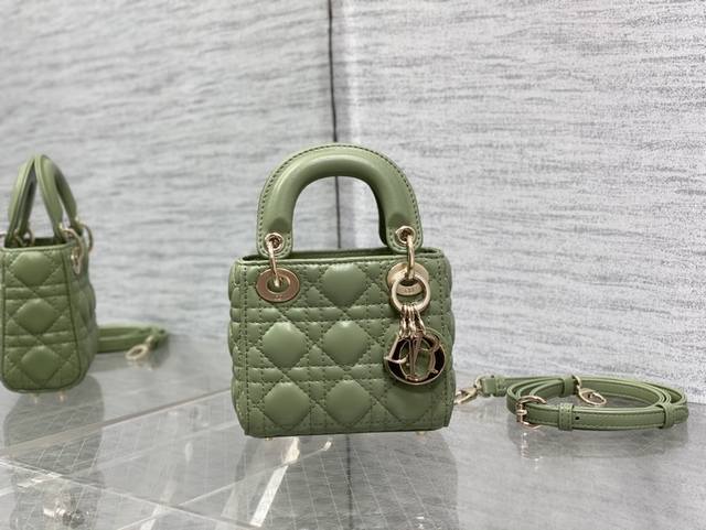 Goyard 原单配绒布内里lady最新micro系列 一只什么都装不下 只能装下可爱的小包包 采用柔软的绵羊皮精心制作 标志性的字母五金扣 精巧的包形 简约时