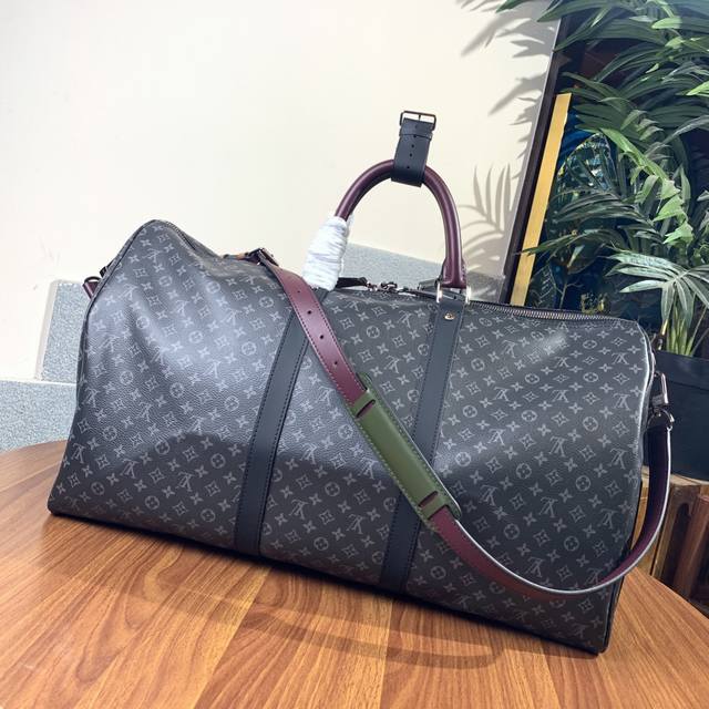 M86855克花小字 Keepall 旅行袋 黑花印花丝印这款手袋采用有史以来最受欢迎的经典设计 黑花花朵印花丝印旅行袋 适用于事业繁忙而又注重品味男士 黑花黑