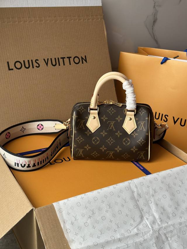 M45957杏色~Lv2021秋冬新品以标志性 Damier Eb ne 帆布制成的 Speedy 2O手袋尽显经典的路易威登迷人魅力 该包无论手提 肩背或斜背