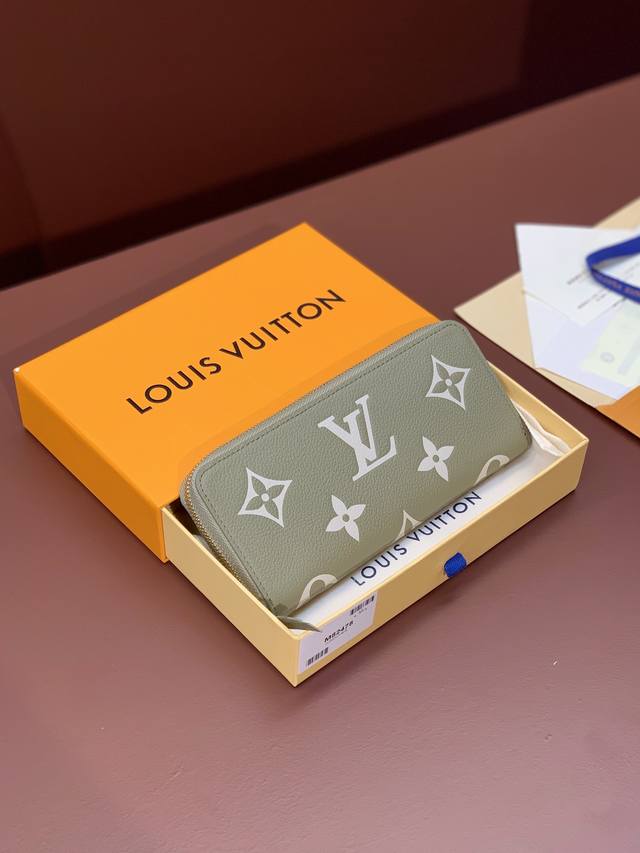 M82478绿色 Louis Vuitton Sarah钱夹外部采用精心压纹的 Monogram Empreinte 皮革 内部设计巧妙 拥有众多口袋和信用卡插