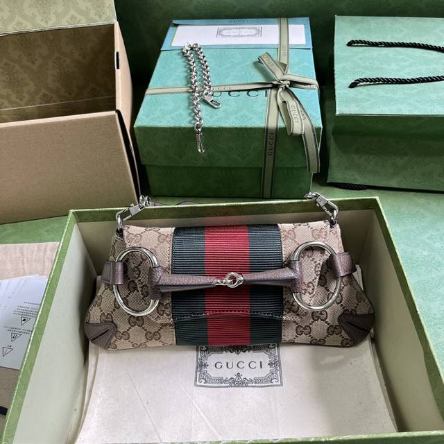 配全套原厂绿盒包装 Gucci Horsebit Chain小号肩背包 Gucci焕新演绎品牌经典元素 将典藏设计与时尚创意巧妙糅合 尽展当代美学理念 这款手袋