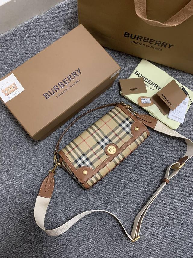 -Burberry 新款复古格紋小包上身真的絕了手提柄和寬肩帶不同的搭配设计灵感源自品牌典藏档案库 装饰 Burberry 格纹 搭配镌刻徽标的按扣 24 X