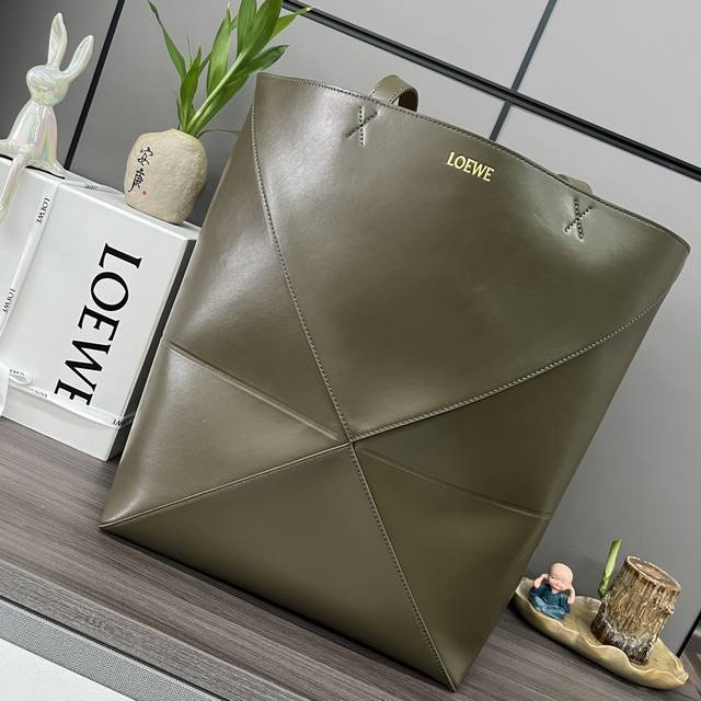 大号 Loewe罗意威 新款大号亮面牛皮革 Puzzle Fold 手袋 从品牌经典手袋系列的几何线条汲取灵感 以富含几何建筑美感的镶片重新诠释 能够完全折叠