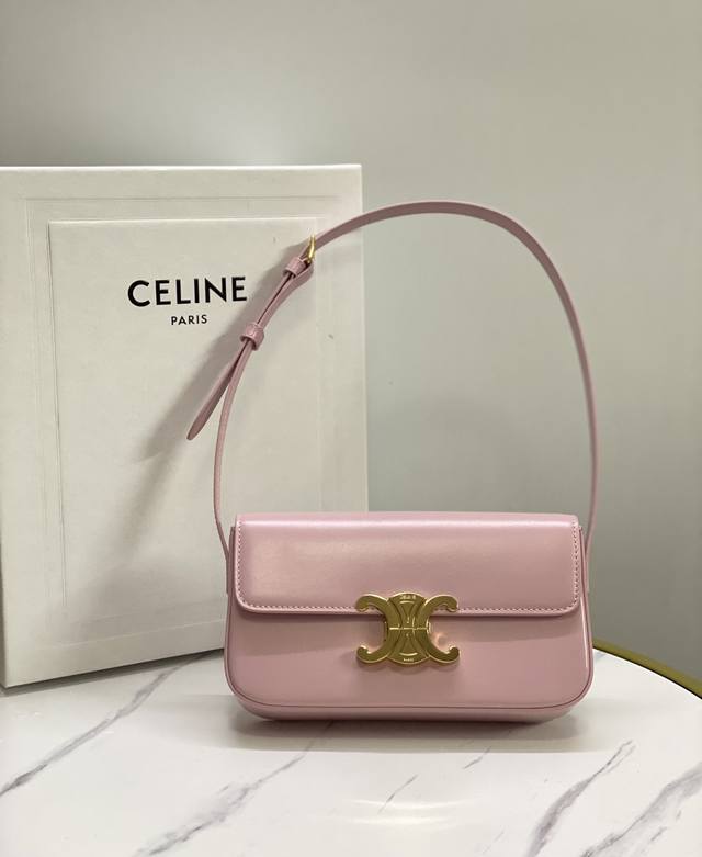 Celine赛琳 新品 Triomphe Canvas标志全皮腋下包 牛皮革包边羊皮革衬里 Triomphe金属质感锁扣 内侧扁平口袋 可调节皮革肩带长20厘米