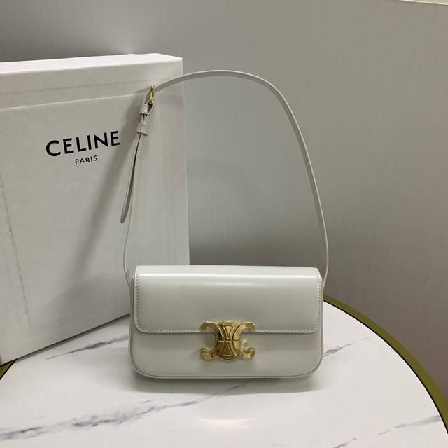 Celine赛琳 新品 Triomphe Canvas标志全皮腋下包 牛皮革包边羊皮革衬里 Triomphe金属质感锁扣 内侧扁平口袋 可调节皮革肩带长20厘米