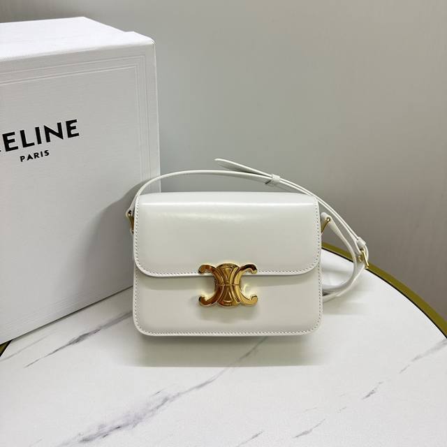 迷你号 Celine赛琳 新品系列triomphe 迷你号凯旋包cl188423 设计师hedi 上任后的 第二款新包 采用进口牙签纹牛皮搭配内里羊皮 Logo