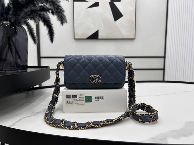 A96036 Chanel 23K 胸包单肩包 经典19扣子加持 简直不要太美哈哈 这款觉得手拎就很好看 配休闲装很酷啊 褶皱牛皮 实物很漂亮 质感也棒 尺寸: