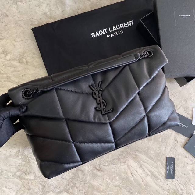 Saint Laurent Paris圣罗兰新款 可双折后单肩 绗缝小羊皮包色拉丝金属饰件罗缎衬里 磁性四合扣封口一个拉链内袋尺寸35X23X13.5Cm 编码