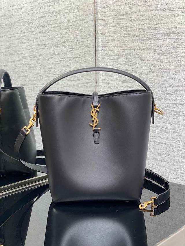 Ysl 圣罗兰 Rose同款 包身是不容易变形的牛皮 手感很好 浅古铜色金属配件 里面一个主隔层 一个拉链带 可以 斜挎可以手提 可以单肩 满足三种背法 尺寸