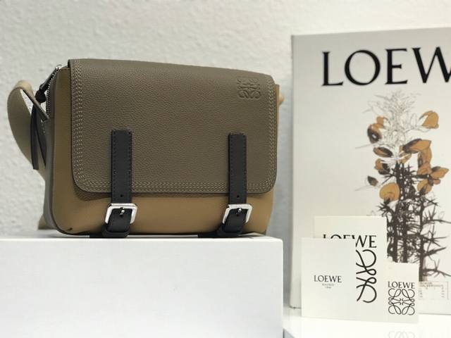 Loewe罗意威 新款xs邮差包 Military Messenger经典信使包 此款一改过去经典邮差包做法 设计了拉链主隔层 前部搭配搭扣打开方式放隐私物品