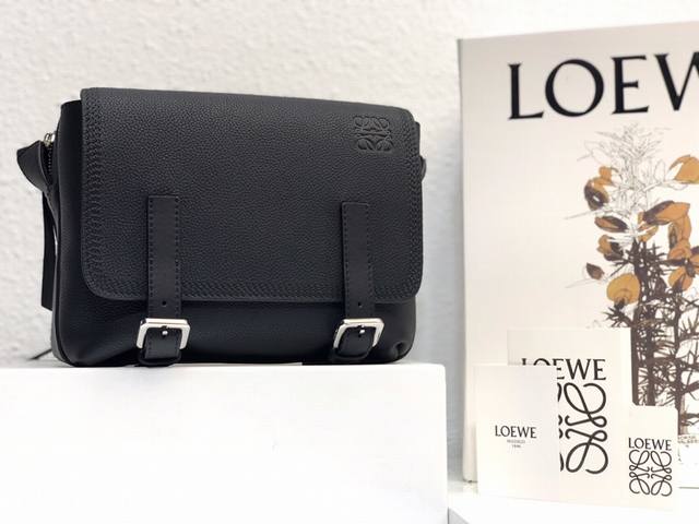 Loewe罗意威 新款xs邮差包 Military Messenger经典信使包 此款一改过去经典邮差包做法 设计了拉链主隔层 前部搭配搭扣打开方式放隐私物品